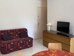 Interior - Cozy Garden-Level Studio Near Beach in Cabourg – Pet Friendly, Sleeps 4 (Cabourg)