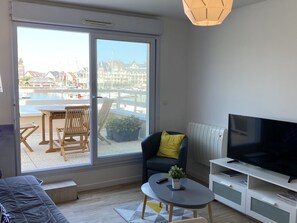 TV - Beautiful 4-Room Duplex with Port View and Terrace (Dives-sur-Mer)
