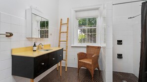 Bathtub, hair dryer - Merioola Retreat - Nestled in the heart of Gerringong (Gerringong)