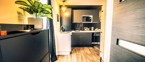 Een koelkast, een magnetron, een kookplaat