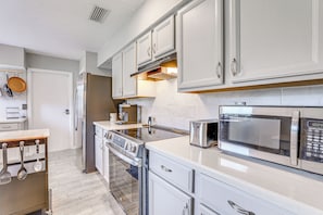 Réfrigérateur, micro-ondes, plaque de cuisson, lave-vaisselle