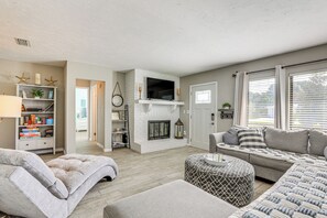 TV, books - 1 Mi to Manasota Key Beach! Home w/ Screened Lanai (Englewood)