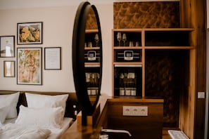 Bộ đồ giường kháng dị ứng, minibar, két bảo mật tại phòng