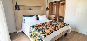 Rideaux occultants, chambres insonorisées, fer et planche à repasser