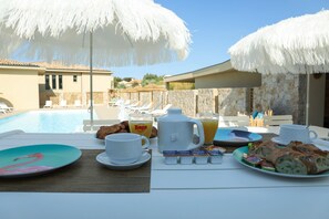 Daily cooked-to-order breakfast for a fee