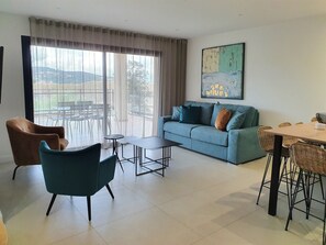 Apartemen Mewah | Area keluarga | Smart TV