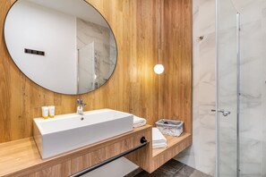 Dusche, Handtücher, Shampoo