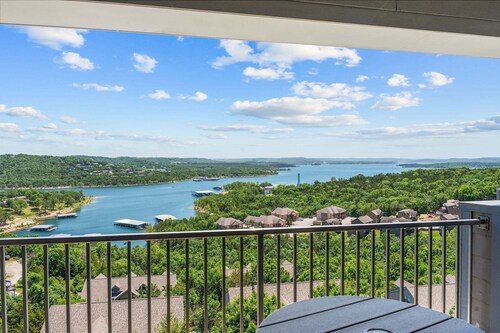 Lake View Retreat Near SDC with Free Tickets, Community Outdoor Pool & Upgraded Kitchen
