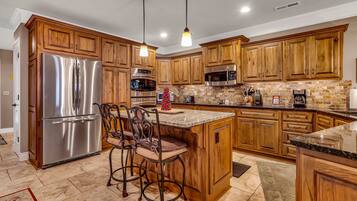 Geladeira, micro-ondas, fogão, cooktop