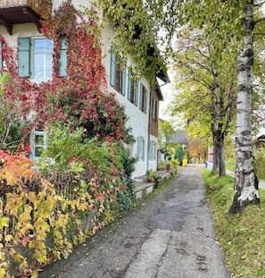 Property grounds - Idyllic vacation home with garden directly in Oberammergau (Oberammergau)