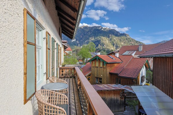 Property grounds - Idyllic vacation home with garden directly in Oberammergau (Oberammergau)