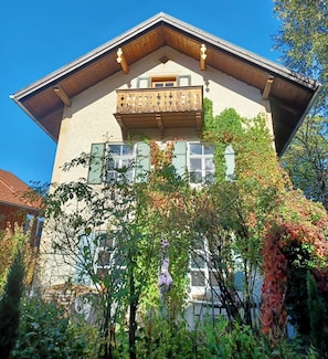 Exterior - Idyllic vacation home with garden directly in Oberammergau (Oberammergau)