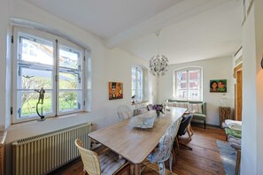 Dining - Idyllic vacation home with garden directly in Oberammergau (Oberammergau)