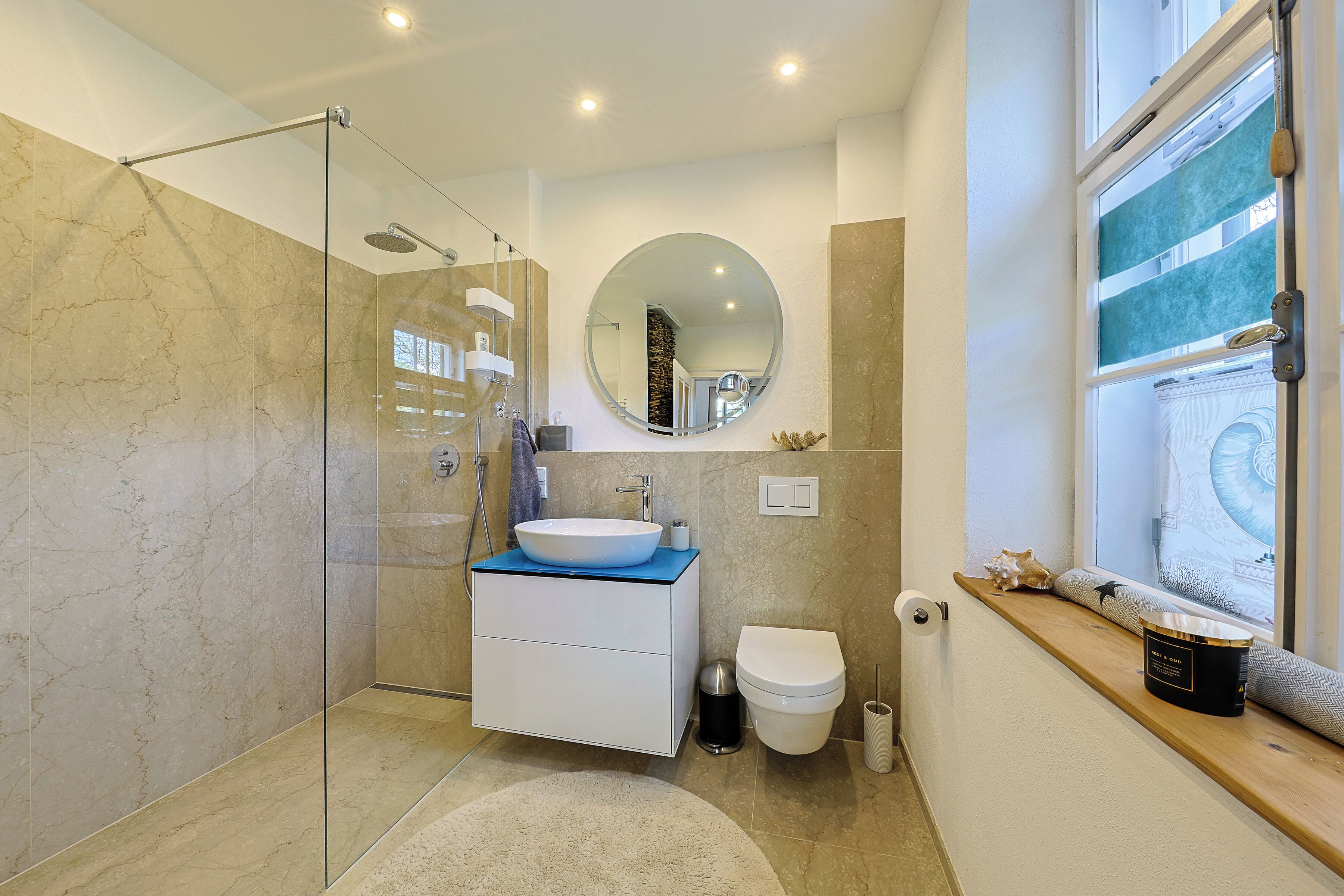 Badewanne, Haartrockner, Seife, Toilettenpapier