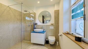Badewanne, Haartrockner, Seife, Toilettenpapier