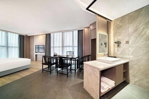 Four Seasons Qingteng Hotel (Outlet Airport)