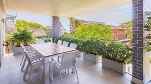 Outdoor dining - 5 Kingfisher, 5-7 Ondine Close, Nelson Bay, luxury apartment with Wifi and air conditioning (Nelson Bay)