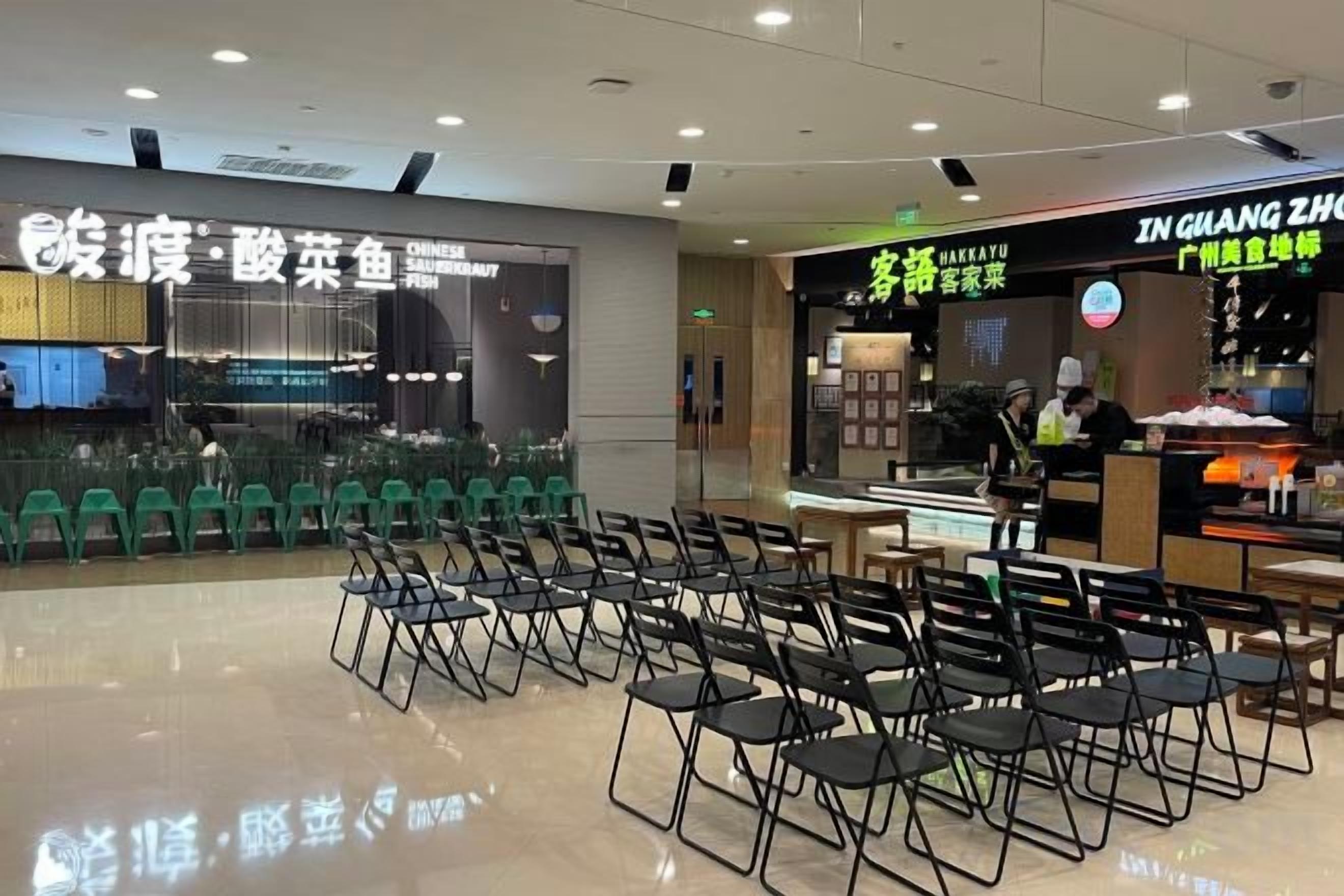 Un ristorante con un bancone e sedie disposte in primo piano.