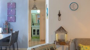 Un salon comprenant un canapé, un fauteuil, une table et une jolie nichoir décoratif.