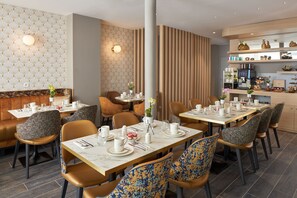 每日供应自助式早餐（每人 EUR 21）