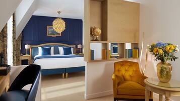 Un dormitorio con una cama, una silla, una mesa y una estantería.