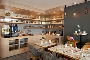 Daily buffet breakfast (EUR 21 per person) - Hôtel Villa Romantic & SPA (Paris)