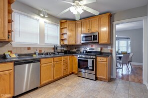 Fridge, microwave, oven, stovetop - SPACIOUS 3BD - 2BA DUPLEX WITH FAMILY ROOM, KING BED-LAUNDRY ROOM & FIREPLACE (Chicago)