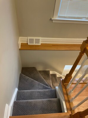 Interior - SPACIOUS 3BD - 2BA DUPLEX WITH FAMILY ROOM, KING BED-LAUNDRY ROOM & FIREPLACE (Chicago)