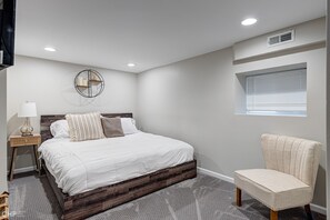 3 habitaciones, escritorio y tabla de planchar con plancha 