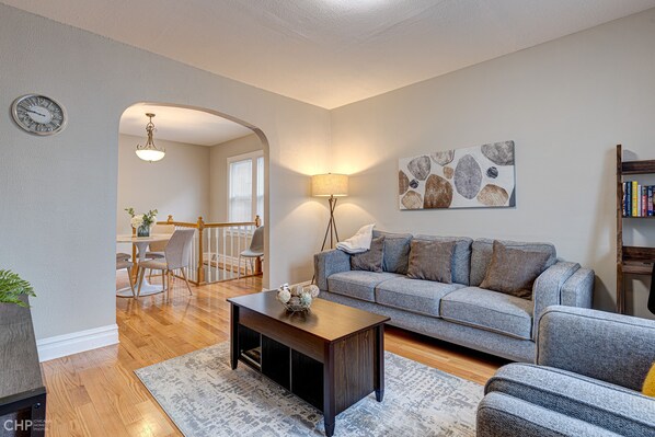 Smart TV, fireplace - SPACIOUS 3BD - 2BA DUPLEX WITH FAMILY ROOM, KING BED-LAUNDRY ROOM & FIREPLACE (Chicago)