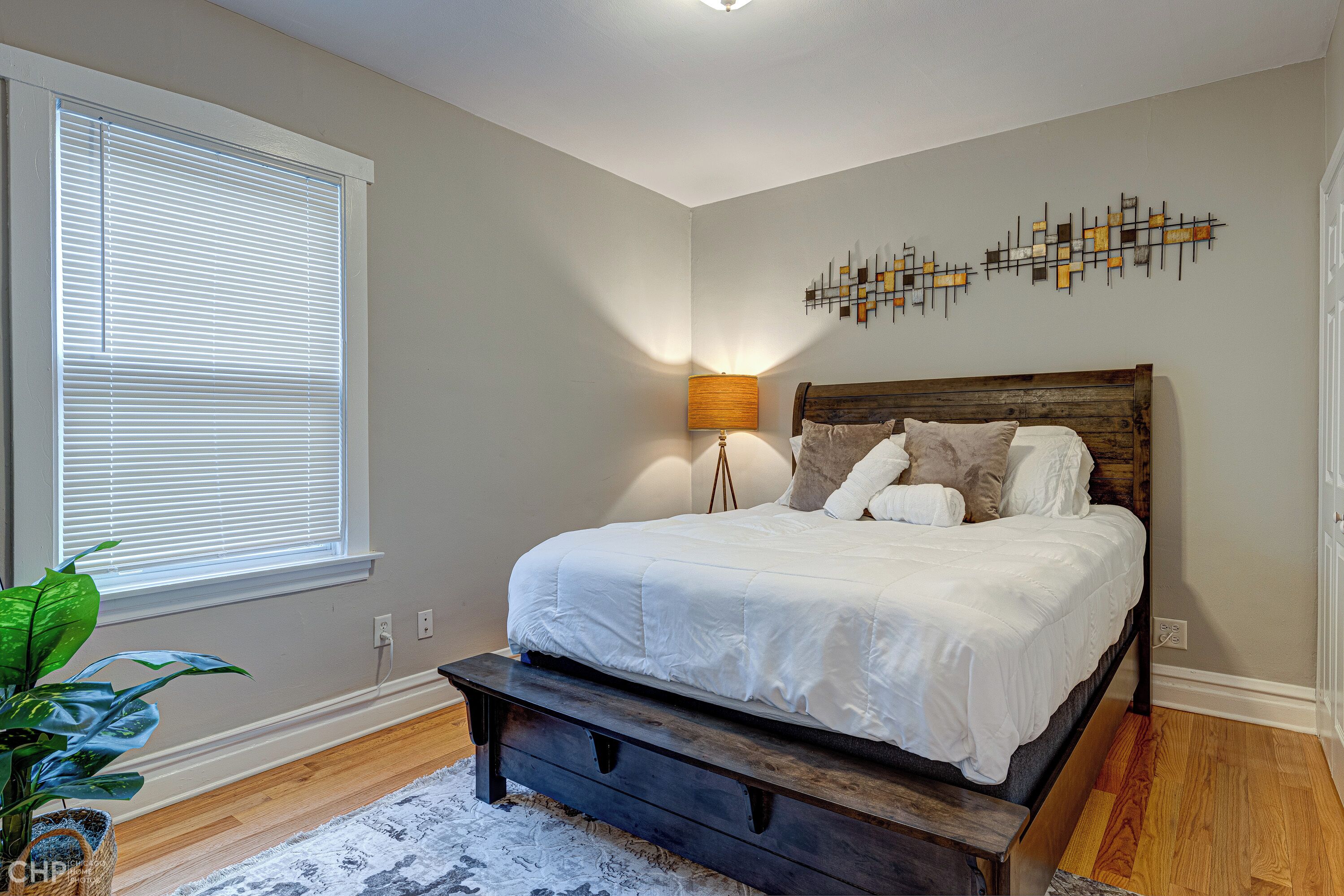 3 bedrooms, desk, iron/ironing board, travel crib