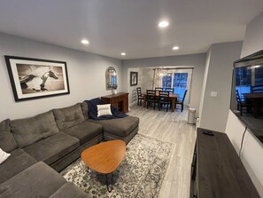 Smart TV, caminetto, biblioteca musicale, impianto stereo