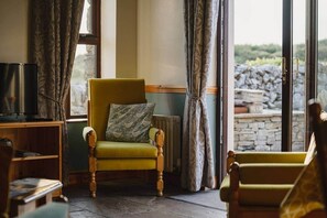 Smart TV, fireplace, Netflix, streaming services