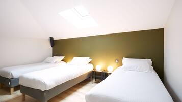 6 quartos, ferros/tábuas de passar roupa, berço de viagem