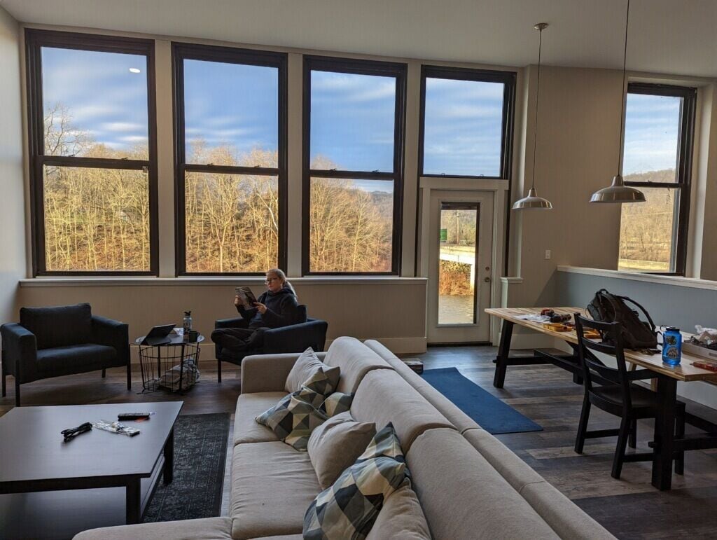 TV connectée, lecteur de DVD, livres