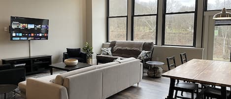 TV connectée, lecteur de DVD, livres