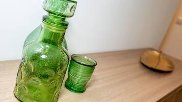 1 slaapkamer, geluiddichte muren, een strijkplank/strijkijzer, wifi