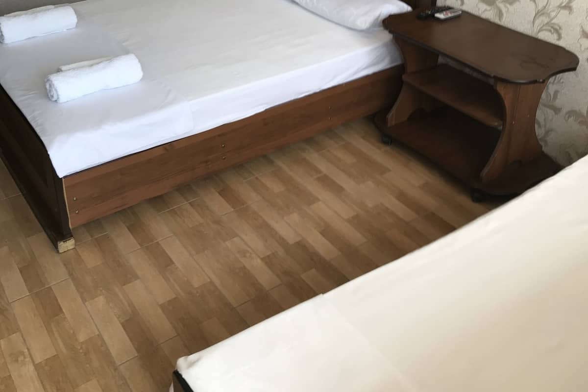 Chambre Confort Double ou avec lits jumeaux | Espace de travail pour ordinateur portable, fer et planche à repasser