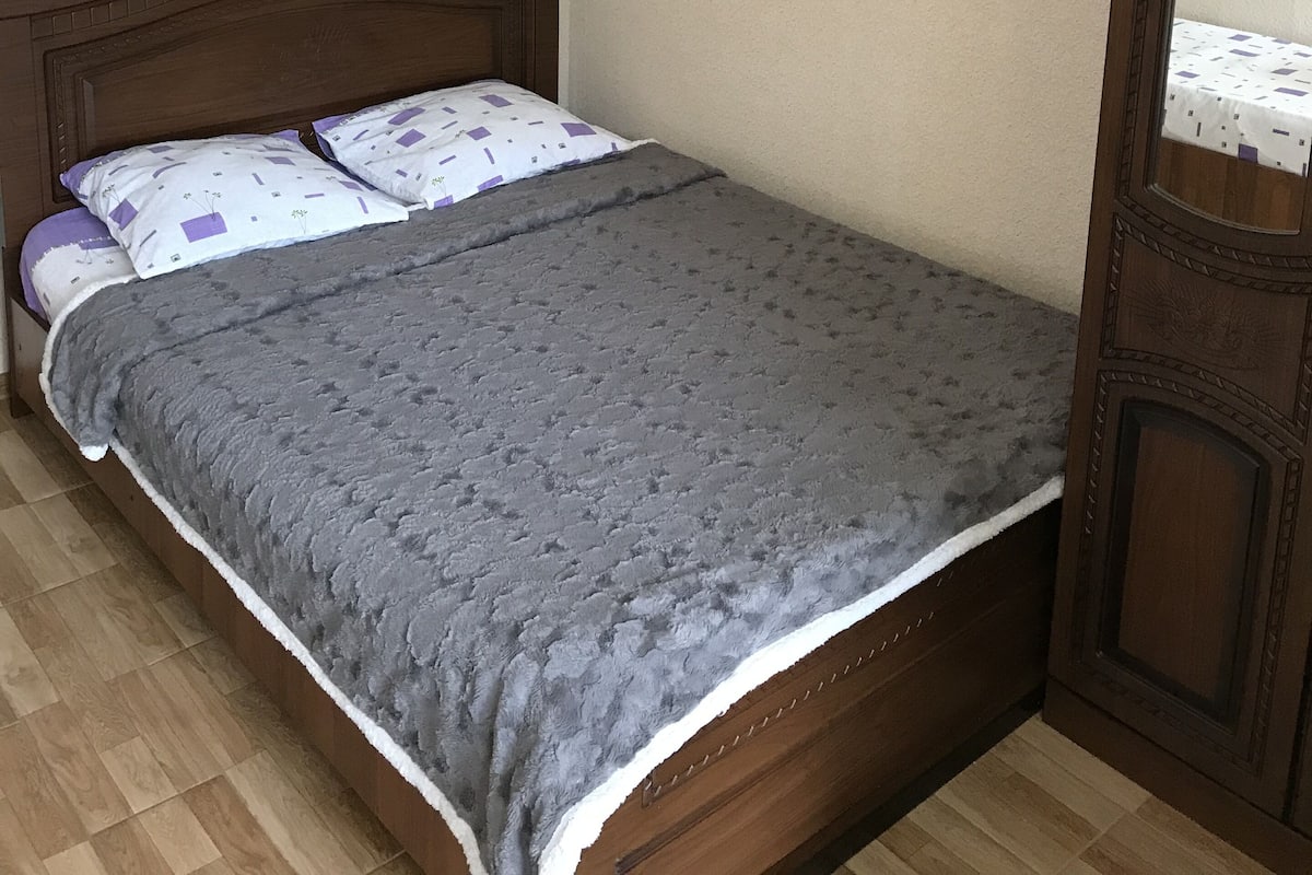 Chambre Quadruple Familiale | Espace de travail pour ordinateur portable, fer et planche à repasser