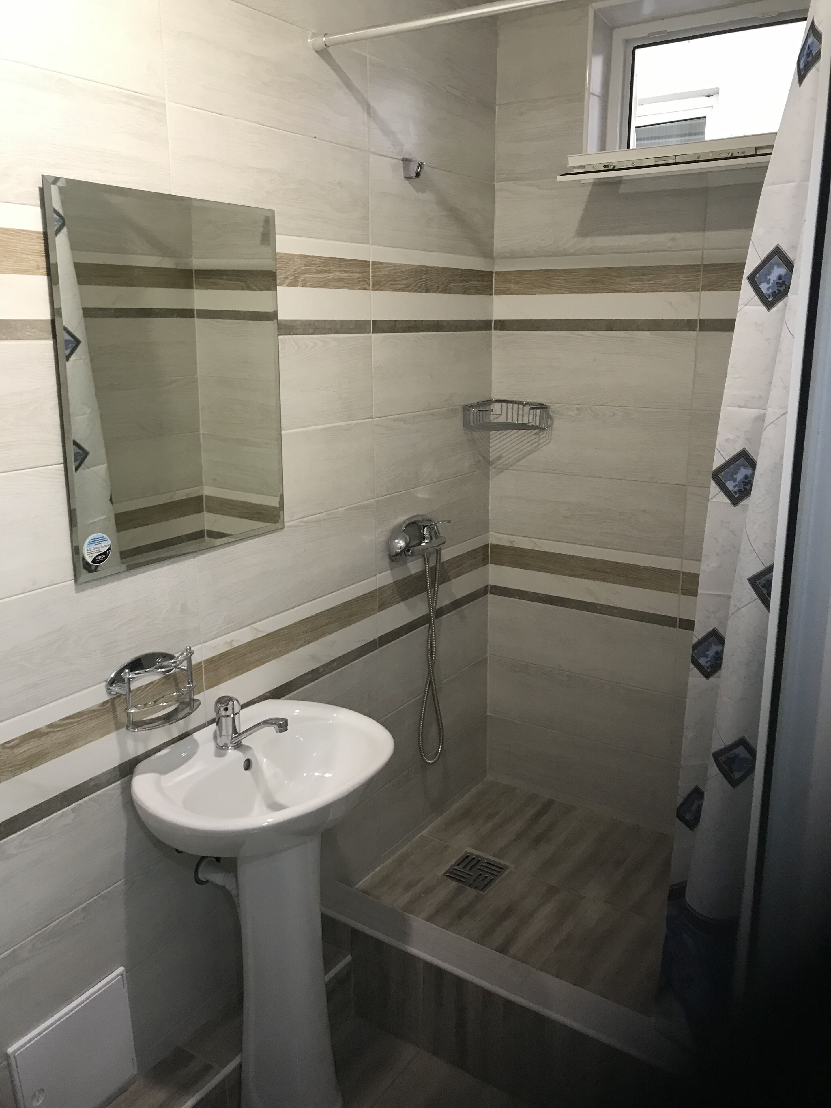 Chambre Confort Double ou avec lits jumeaux | Salle de bain | Douche, articles de toilette gratuits, sèche-cheveux, chaussons