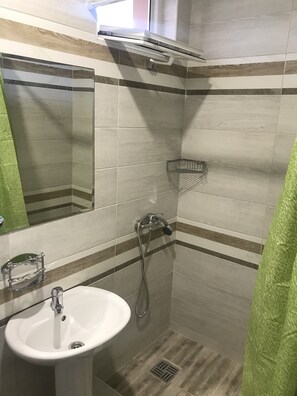 Camera Luxury | Bagno | Doccia, set di cortesia gratuito, asciugacapelli, pantofole