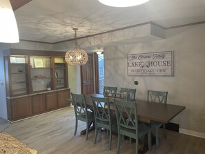 Dining - Lake House with Spectacular Sunsets & Boat Dock (Millersport)