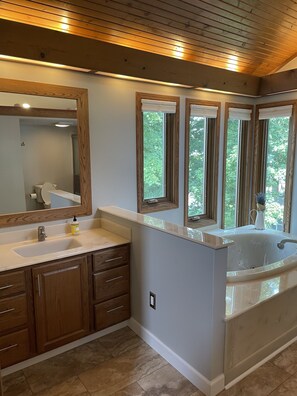Bathtub, jetted bath, towels, soap - Lake House with Spectacular Sunsets & Boat Dock (Millersport)