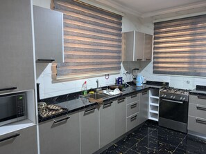 Kühlschrank, Mikrowelle, Toaster, Kochgeschirr/Geschirr/Besteck