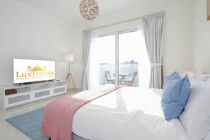 Individually decorated, individually furnished, desk, laptop workspace - Lux BnB I AG Tower I Canal Views (Dubai)