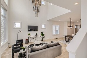 TV, fireplace - 7- Music Hill - The Music City Collection (Nashville)