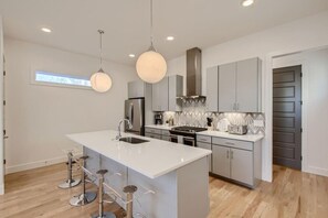 Refrigerador, microondas, horno, placa de cocina