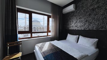 Deluxe vierpersoonskamer, uitzicht op stad | Geluiddichte muren, gratis wifi, beddengoed