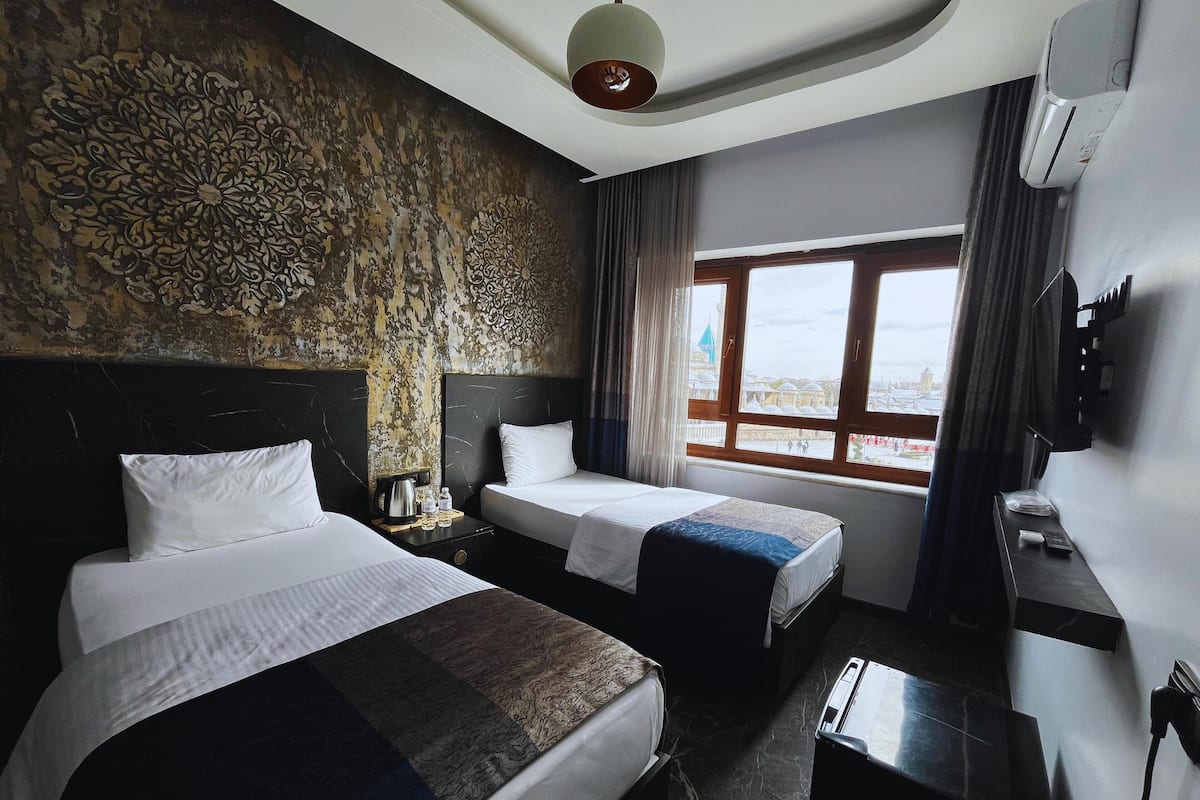 Tomannsrom – deluxe, byutsikt | Lydisolert, wi-fi (inkludert) og sengetøy