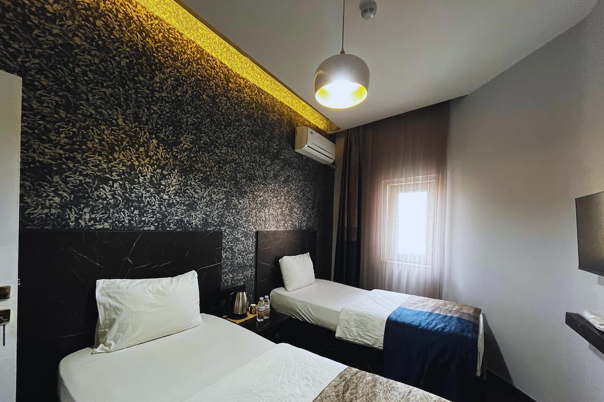 Basic Twin Room | Soundproofing, free WiFi, bed sheets